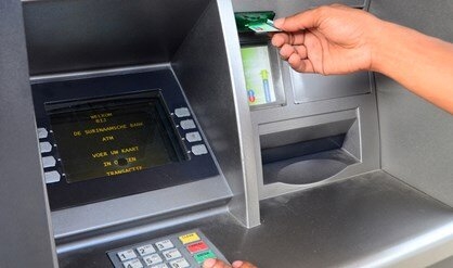 pinnen bij geldautomaat Detailfoto