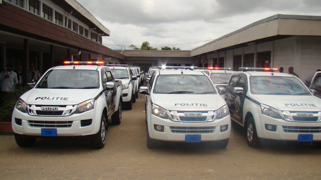 Politievoertuigen. Foto Korps Politie Suriname
