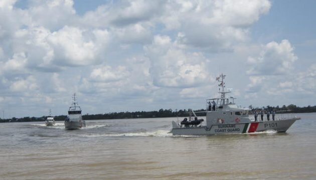 De drie nieuwe marinevaartuigen van de Surinaamse kustwacht. Foto Suriname Herald e1580526610259