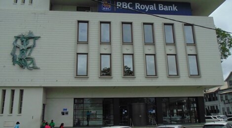 Het hoofdkantoor van de RBC Bank aan het Kerkplein. Foto Suriname Herald