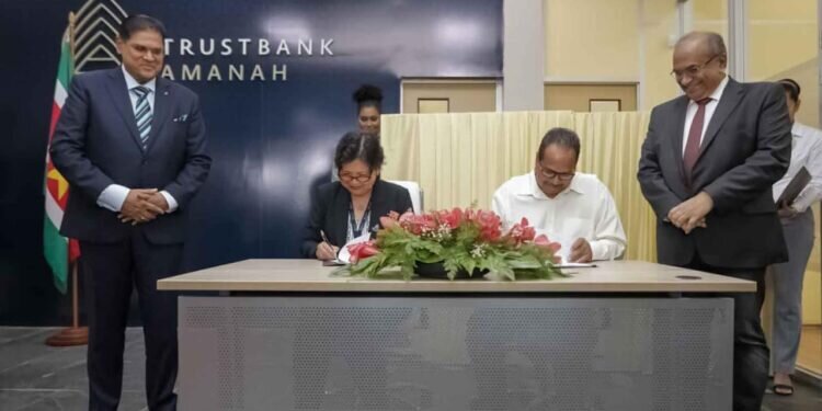 De ondertekening van de beheersovereenkomst door Maureen Badjoeri, CEO van Trustbank Amanah,  en Radj Kirpal als voorzitter van het NOFA-bestuur