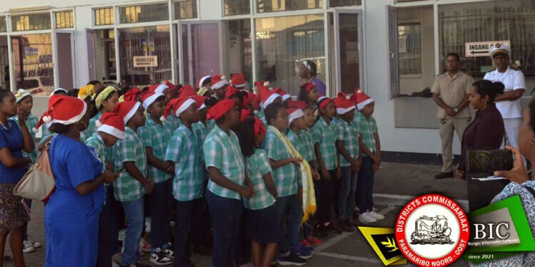 Leerlingen zingen bij het districtscommissariaat Paramaribo Noord-Oost