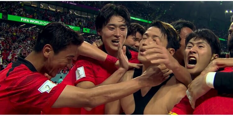 Zuid-Koreanse voetballers heel blij na de 2-0 overwinning op Portugal
