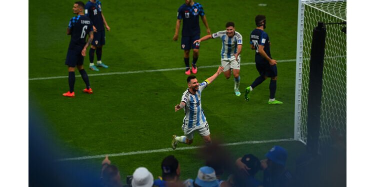 Foto:FIFA, Messi scoort tegen Kroatie 2022.