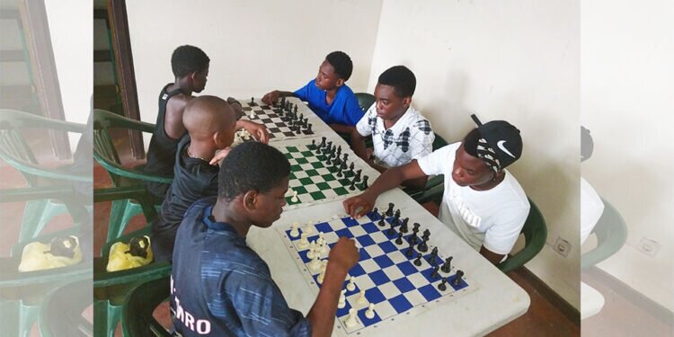 foto: schaakbond, jongeren aan het schaken