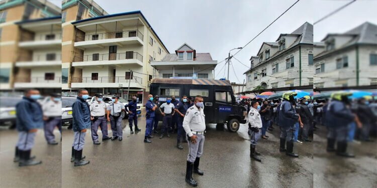 Politie agenten tijdens de protest actie van de politiebond