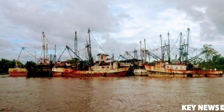 Trawlers aan de Suriname rivier-© Key News. 2023