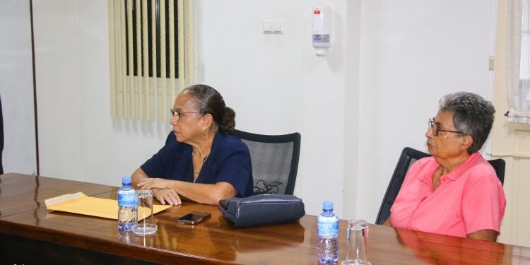 Carla Bakboordrechts tezamen met Henna Guicherit links en minister Kenneth Amoksi van het Ministerie van Justitie en Politie midden 3