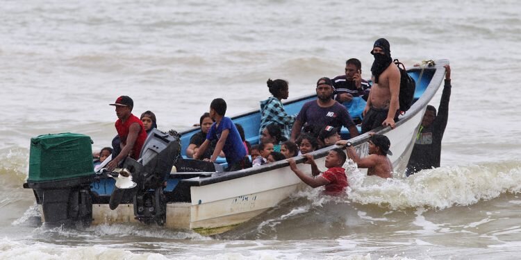Venezolaanse migranten die onlangs werden gedeporteerd, komen aan op de kust van Los Iros Beach na hun terugkeer naar het eiland, in Erin, Trinidad en Tobago, op 24 november 2020. Lincoln Holder/Courtesy Newsday/Handout via REUTERS