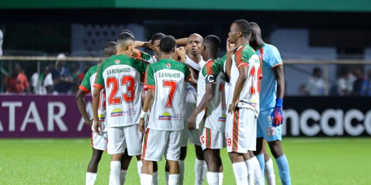 PARAMARIBO, SURINAM. AUGUST 31th: Players of Robinhood hudlle up during the Group B match between Robinhood and Cibao in the Concacaf Caribbean Cup, held at the Dr. Ir.. Franklin Essed stadium, in Paramaribo, Surinam.
(PHOTO BY DWIGHT ALIDARSO/STRAFFON IMAGES/MANDATORY CREDIT/EDITORIAL USE/NOT FOR SALE/NOT ARCHIVE)