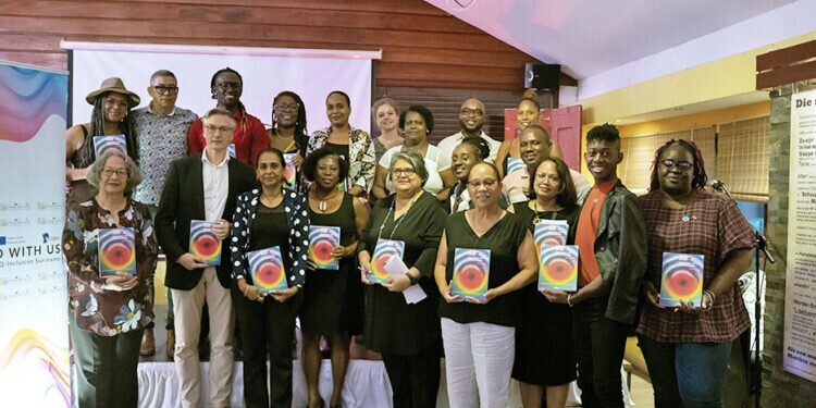 •	Auteur Patrick Liesdek, EU Ambassadeur van Nes en DNA-lid Patrick Kensenhuys en vertegenwoordigers van bibliotheken, LGBTQ en gemeenschapsorganisaties met hun exemplaar van 'Love- a History of Hate in Suriname'