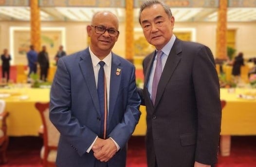 Minister Albert Ramdin samen met zijn ambtgenoot uit China