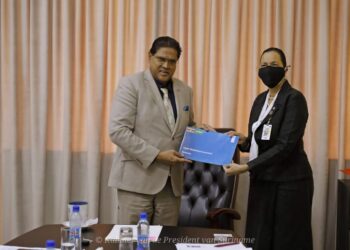 01 Er is een Digital Readiness Assessment (DRA) onderzoek uitgevoerd, door de UNDP in Suriname. Het DRA Report, waarin de uitkomsten van het onderzoek zijn vervat, is op donderdag 13 oktober 2022 op het Kabinet van de President aan president Chandrikapersad Santokhi overhandigd.