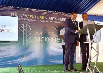 03 Om een gezamenlijke visie voor de ontwikkeling van Suriname te bereiken is het startsein gegeven voor de bouw van de nieuwe diepzeehaven in Nickerie. Middels het verstrekken van grondpapieren en het onthullen van een naambord zijn de eerste stappen gedaan voor de "Port of Nickerie" zoals de naam luidt.
