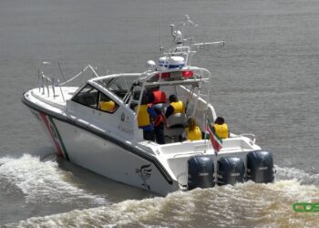 03 Japan schenkt vaartuig aan KPS Het Korps Politie Suriname (KPS) heeft een politieboot in ontvangst genomen. Het vaartuig, omgedoopt tot de “Eagle Eye”, is een schenking van Japan en zal worden ingezet om de veiligheid op de Surinaamse wateren te waarborgen.