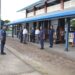 1 2 1 scaled Minister Kenneth Amoksi van Justitie en Politie heeft de nieuwe lichting politierekruten toegesproken op woensdag 23 februari. Deze groep rekruten is met 287 personen, de grootste ooit. Aanwezig waren ook de waarnemend korpschef, hoofdcommissaris Ruben Kensen, het hoofd van de Politie Academie, Maureen Palmtak, en kampcommandant Revelino Eijk. De lichting start vandaag met de opleiding tot aspirant-agent van politie. De opleiding begint met een week in een trainingskamp buiten de stad.