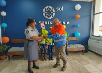 SOL Suriname doneert verkeersveiligheidsattributen aan verkeersbrigadiertjes