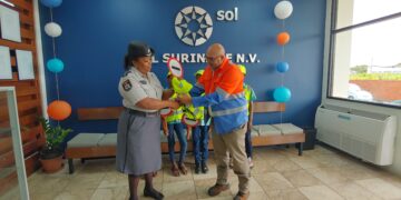 SOL Suriname doneert verkeersveiligheidsattributen aan verkeersbrigadiertjes