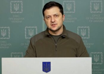 123626554 volodymyr Ook genocide wordt gezien als een specifieke en grote misdaad tegenover het illegaal vermoorden van burgers. Genocide wordt omschreven door de internationale rechten als het opzettelijk doden van mensen op basis van hun nationaliteit, etniciteit of religieuze groepering. Het doden heeft dan de intentie om deze groep uit te roeien zij het nou als een geheel of gedeeltelijk. Er moet volgens het internationaal recht genoeg bewijs worden geleverd voor men kan stellen dat er sprake is van genocide tijdens een oorlog. In 1994 was dat de afslachting in Rwanda, waar 80.0000 mensen werden gedood.