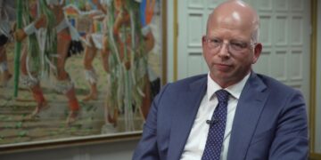 15 De Nederlandsche Bank Er is op woensdag 10 november overleg geweest tussen Cees Ullersma en president Chandrikapersad Santokhi. Ullersma, die is aangesteld als secretaris van de Nederlandsche Bank (DNB), de centrale bank van Nederland, zal de Centrale Bank van Suriname (CBvS) versterken. De ondersteuning zal vooral inhouden het bestuur van de CBvS krachtiger te maken. Dat meldt de Communicatie Dienst Suriname in een perscommuniqé.