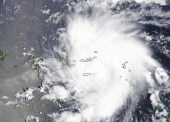 1629952777 Hurricane Season 2020 I M1 Het eiland Nevis werd dinsdagochtend getroffen door overstromingen die veroorzaakt werden door de subtropische storm Nicole, waardoor het eiland te maken kreeg met heel veel regen. Bepaalde wegen werden onbegaanbaar en scholen werden vanwege de weersomstandigheden gesloten. Ondertussen is er dinsdag een waarschuwing op een overstroming van kracht voor Sint Maarten. Scholen op het Nederlands Caribisch eiland waren vanwege het slecht weer voor de tweede dag gesloten.