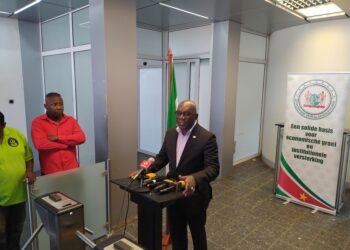 1661967096579 Paul de Haan, gewezen directeur van de Surinaamse Luchtvaart Maatschappij (SLM), heeft persoonlijke issues met de veiligheid op Surinaamse bodem. Dit zei justitieminister Kenneth Amoksi woensdag voor aanvang van de vergadering van de Raad van Ministers.