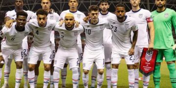 16649896381954 Een ongekend ‘bloedbad’ voor de grote voetballanden: zo wordt de groepsfase van het WK in Qatar door de media in die landen omschreven. Veronderstelde titelkandidaten Denemarken, België en Duitsland uitgeschakeld. Argentinië en Spanje ontsnappen ternauwernood. Maar ook in de achtste finales kan het vellen van de reuzen doorgaan. Mogelijk overleeft Oranje het zaterdag 3 december ook niet tegen de VS in de eerste achtste finale ontmoeting van dit WK. De VS ging als tweede in groep B, achter groepswinnaar Engeland, door naar de achtste finales en krijgt daarom de nummer 1 van Groep A, Nederland als tegenstander. Dit duel wordt zaterdag 12:00 gespeeld en is de eerste van acht achtste-finale ontmoetingen. Ondertussen is reeds duidelijk dat bijna geen enkel groot land zich helemaal veilig voelt op het WK in Qatar. De schrik zit er goed in, bij de grote voetballanden vooral. Vrijwel niemand had kunnen voorspellen dat Japan, Duitsland en Spanje zou verslaan in de groepsfase en tussen die twee duels in, zou verliezen van Costa Rica. Wat in Groep E is gebeurd, gaat in tegen alle bestaande voetballogica. Nederland, drie keer finalist en een land met een grote WK reputatie, voelt zich waarschijnlijk niet echt op zijn gemak, als gelet wordt op hoe beide landen tot nu toe hebben gepresteerd. Nederland won van Senegal (2-0), speelde gelijk tegen Ecuador (1-1) en won van Qatar 2-0. Maar, het was niet groots wat Oranje heeft laten zien. Waar het vooral aan ontbrak in de drie ontmoetingen waren passie, drang en overtuiging en de selectie van Oranje is daarvoor ook bekritiseerd. Daar ligt mogelijk ook Nederlands zwakte. Want precies op die punten scoorde de VS goed. Tegen Wales en Engeland (1-1) was het tempo hoog, werden duels hartstochtelijk uitgevochten en werd tegen beiden gelijk gespeeld. Het beladen duel tegen Iran, kon de VS fysiek en mentaal domineren en winnen (1-0). Het enige, echte positieve nieuws tot nu toe voor Oranje is in de vorm van aanvaller Cody Gakpo, die in alle drie groepswedstrijden scoorde voor Nederland. Maar dat deed Gakpo voor een groot deel op individuele kracht. Voetbal, inzet en passie De prestaties van de VS zijn geen toeval. De Amerikanen hebben voor het eerst een jong team – zij hebben gemiddeld het jongste team op Qatar 2022 – met echte voetballers, natuurtalenten die in grote en kleine clubs in Europa spelen. Tegenvaller voor de VS was het uitvallen van middenvelder Weston McKennie en aanvallers Christian Pulisic en Josh Sargeant. Zij zijn belangrijk voor het team. Maar, de ‘krachtcentrale’ van de VS, aanvoerder, middenvelder en controleur Tyler Adams, 23 jaar, en een echte ijzervreter op het middenveld, is er wel bij. Zijn passie en onbevreesde attitude, onder andere, drijven het team aan. Nederland zal Adams’ zijn inzet en passie moeten beantwoorden met minimaal hetzelfde. Als dat niet gebeurt, zullen spelers als Franky de Jong, Davy Klaasen en Steven Berghuis het lastig krijgen. Wat tegen de VS zou kunnen werken op het middenveld is het ontbreken Adams’ collega McKennie, als die niet fit genoeg is om te spelen tegen Oranje. Hij en Adams delen de controlerende taken op het middenveld en zorgen voor rust. McKennie is simpelweg belangrijk. Op de rechterflank, waar Denzel Dumfries voor Nederland bijna altijd een positieve rol speelt, krijgt de verdediger de opvallende Amerikaanse linksback Antonee Robinson tegenover zich. Robinson is, net als Adams, snel, sterk en onbevreesd. Dumfries, zelf ook een snelle krachtpatser, zal zijn handen vol hebben en mogelijk, vanwege de dreiging van Robinson, die graag met de aanval opkomt, niet veel kunnen doen wanneer Nederland gaat aanvallen. In de verdediging wordt het gebrek aan snelheid van Daley Blind mogelijk een probleem. De VS heeft op rechts de creatieve en snelle Timothy Weah, ondersteund door de handige rechtermiddenvelder Yunus Musah. Weah heeft een-op-een alles om een nachtmerrie te worden voor Blind, tenzij er een tactische oplossing wordt gevonden. Misschien zet Louis van Gaal, bondscoach van Nederland, de veel snellere Tyrell Malacia op de linksachter positie, als antwoord op het gevaar dat zal komen van Weah en Musah. Centraal in de verdediging bij Oranje weten ze nog niet of ze de erg beweeglijke en creatieve spitsen Sargeant en Pulisic van de VS tegenover zich krijgen omdat het nog onduidelijk is of die op tijd hersteld zullen zijn van hun blessures. Veel meer dan de acties en doelpunten van Gakpo, heeft Oranje niet laten zien en dat baart de fans zorgen. Coach Louis van Gaal zei vooraf dat hij naar Qatar is gegaan om wereldkampioen te worden en de woorden van meneer van Gaal moeten altijd serieus genomen worden. Maar, de woorden van van Gaal, hoe betekenisvol ze ook zijn geweest in het verleden, tellen voor niets als eenmaal de wedstrijd start. En als er geen sterk verbeterde vertoning komt van Nederland tegen de VS, dreigt er een achtste finale uitschakeling. Argentinië op papier beter dan Australië. De tweede achtste finale ontmoeting op Qatar 2022 wordt Argentinië – Australië. Australië ging in groep D over als nummer twee, na Frankrijk en staat in de achtste finale tegenover de nummer één van Groep C, Argentinië. De Argentijnen zijn wakker en alert. Het verrassend verlies tegen Saoedi-Arabië, in de eerste groepswedstrijd, was misschien het beste middel om de nummer twee van Zuid-Amerika op scherp te krijgen. Maar het belangrijkste voor Argentinië: Lionel Messi is wakker. De bij leven al legendarische middenvelder scoorde eenmaal en gaf één assist. Australië zorgde in zijn laatste groepswedstrijd ervoor dat Denemarken, tegen de verwachtingen in, al in de groepsfase werd uitgeschakeld (1-0) en dat zij naar de knock-out fase doorgingen, de tweede keer ooit voor de Socceroos. De selectie drijft nu vast nog op de roze wolk, maar zal tegen Argentinië weer vol aan de bak moeten als het weer wil stunten. Op papier bezit Argentinië veel meer puur vermogen om voetballend de strijd te beslissen. Maar Australië draait voor een belangrijk deel op passie, inzet en beleving. Of dat genoeg zal zijn om ook Argentinië te verslaan is de vraag. Hoezeer dit WK de ene verrassing na de andere produceert, moet vooralsnog uitgegaan worden van de bestaande voetballogica en die zegt dat Argentinië waarschijnlijk zal winnen. Maar, zoals eerder is gebleken op Qatar 2022, was de bestaande voetballogica in verschillende gevallen niet veel waard.