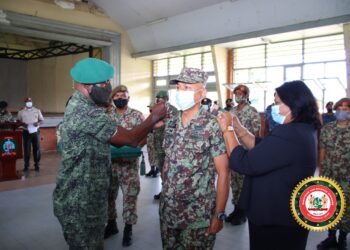 172 militairen bevorderd in naast hogere rang1 scaled 172 militairen zijn dinsdag 14 december bevorderd in een naast hogere rang. Het Ministerie van Defensie heeft hiermee wederom een inhaalslag gemaakt in de achterstand van de bevorderingen van manschappen van het Nationaal Leger (NL). “Wij zijn vastbesloten om onze mensen te geven waarop ze aanspraak maken”, benadrukte defensieminister Krishnakoemarie Mathoera. Uit de groep van 172 is een militair bevorderd tot de rang van luitenant-kolonel (overste), drie tot eerste luitenant en een in de rang van sergeant der eerste klasse.