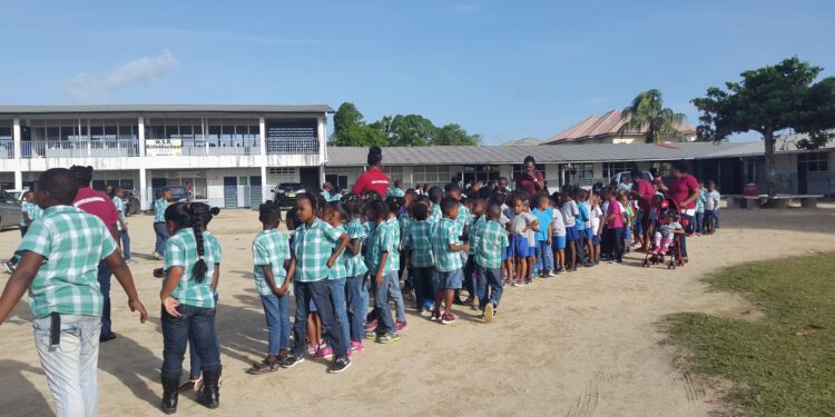 20180323 082403 scaled In het kader van onderwijsvernieuwingen hebben leerkrachten van de basisschool handvatten gekregen in verband met deskundigheidsbevordering, waar men vooral aandacht heeft besteed aan het omgaan met leerstofachterstanden ten gevolge van de Covid-19- situatie.