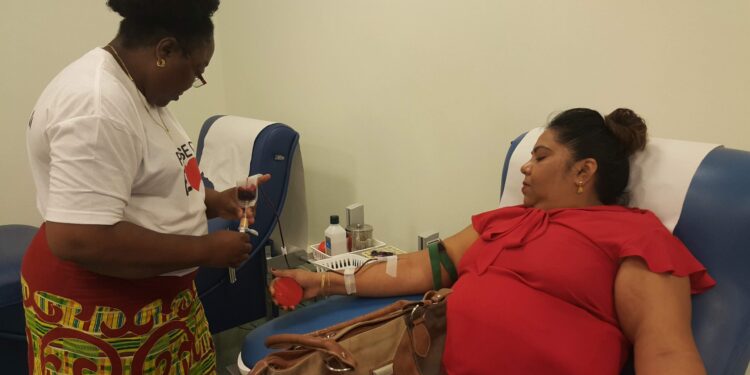 20 procent daling aantal bloeddonaties eerste jaar pandemie 1 20190614 115410 scaled Wereldwijd wordt op 14 juni Wereld Bloeddonordag herdacht. In het kader hiervan roept de Pan-Amerikaanse Gezondheidsorganisatie (PAHO) mensen op bloed te doneren. Vooral omdat er in het eerste jaar van de Covid-19-pandemie het aantal bloeddonaties met 20 procent is gedaald in Latijns-Amerika en het Caribisch gebied.