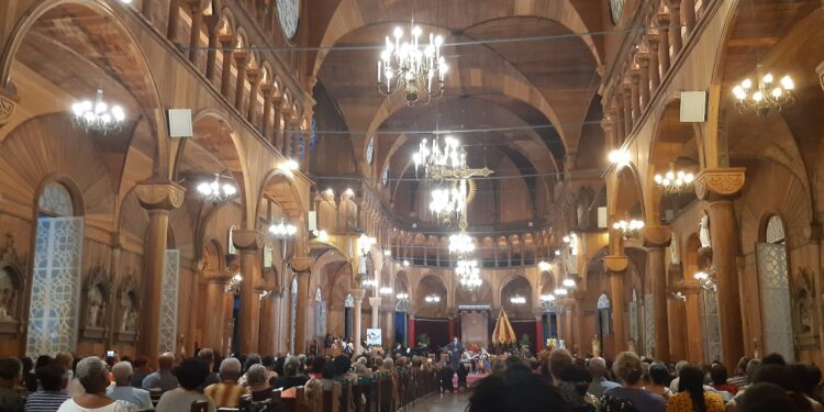 Kerkdiensten behouden 'glans' temidden van Covid-19 1 20191020 184431 scaled Kerkdiensten zijn traditioneel een vast onderdeel van het leven van miljoenen mensen. Met name tijdens kerst vinden velen hun weg naar de kerk om de geboorte van Christus te herdenken. De ene dienst is uitbundiger dan de andere. Maar bijna twee jaar geleden kwam er verandering in de manier waarop dit werd gedaan en was het voor sommigen niet helemaal duidelijk of ze ooit nog een dienst zouden kunnen bijwonen. Een gesprek met enkele kerkleiders in Suriname leert ons, dat er niet zoveel aan de hand is.