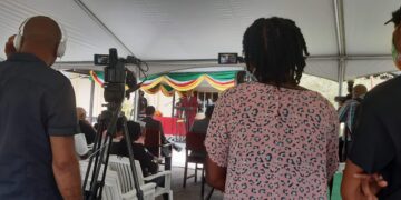 20201020 113602 Enkele journalisten, die zich hebben gebundeld in een mediacollectief, hebben vandaag om 14.00 uur een protestbrief ingediend bij het Kabinet van de President. In de brief uiten zij hun misnoegen  over de wijze waarop de regering omgaat met de journalisten en dat zij zich beknot voelen in hun werk.