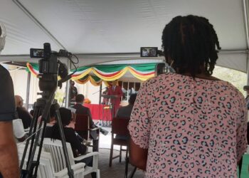 20201020 113602 scaled Enkele journalisten, die zich hebben gebundeld in een mediacollectief, hebben vandaag om 14.00 uur een protestbrief ingediend bij het Kabinet van de President. In de brief uiten zij hun misnoegen  over de wijze waarop de regering omgaat met de journalisten en dat zij zich beknot voelen in hun werk.