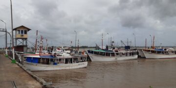 20210204 142830 Vicepresident Bharrat Jagdeo zegt dat de kwestie een prioriteit blijft van de regering van Irfaan Ali. De enige stap die de regering momenteel kan ondernemen is, het verhogen van de druk op het buurland, op het hoogste niveau. "Er zijn daar een hele reeks problemen, we hebben daar geen controle over. We bevinden ons in dezelfde positie als de Guyanese vissers, een beetje hulpeloos en het is triest. Ik wil het niet toegeven, maar het is waar", zegt Jagdeo.