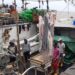 Yarde: “Dankzij buitenlanders vis op Surinaamse markt” 11 20210204 143658 scaled Yarde geeft aan dat de regering van Suriname en de regering van Guyana tot een oplossing moet komen over het vergunningsdispuut, dat nu gaande is. “Ik vind het een goed idee dat 150 vergunningen zullen worden versterkt aan Guyanese vissers, want de vissers die hard moeten werken en hun leven op het spel zetten, betalen jaarlijks duizenden Amerikaanse Dollars aan de vergunninghouder, die niets doet.”