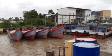 20210204 144023 1 Minister Prahlad Sewdien van Landbouw, Veeteelt en Visserij (LVV) waarschuwt de houders van visvergunningen.  ”Als ik erachter kom, dat een vergunninghouder zijn vergunning verhuurt aan buitenlanders, dan zal deze vergunning ingetrokken worden.”