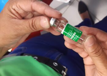 20210311 122628 scaled Er zal vanaf woensdag een boostervaccinatie geboden worden aan personen die  volledig zijn gevaccineerd met AstraZeneca.  Het gaat om personen die hun laatste prik minimaal vijf maanden geleden hebben ontvangen. De derde prik is bestemd voor personen van 60 jaar of ouder, nierpatiënten, personen met een verminderde weerstand of immuunstoornis en personen uit de zorgsector die belast zijn met Covid-19-zorg. Dit staat in een bericht van het Ministerie van Volksgezondheid.