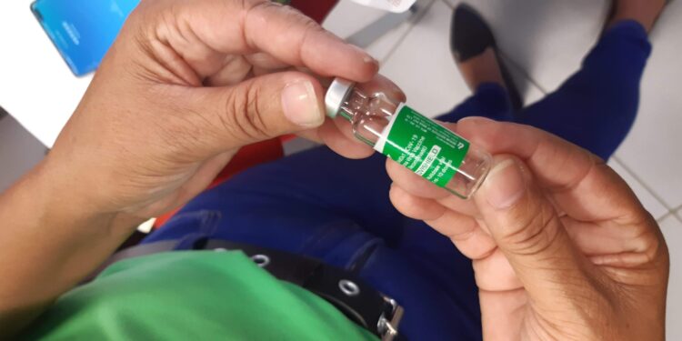 Nu ook derde dosis AstraZeneca in Suriname 1 20210311 122628 scaled Er zal vanaf woensdag een boostervaccinatie geboden worden aan personen die volledig zijn gevaccineerd met AstraZeneca. Het gaat om personen die hun laatste prik minimaal vijf maanden geleden hebben ontvangen. De derde prik is bestemd voor personen van 60 jaar of ouder, nierpatiënten, personen met een verminderde weerstand of immuunstoornis en personen uit de zorgsector die belast zijn met Covid-19-zorg. Dit staat in een bericht van het Ministerie van Volksgezondheid.