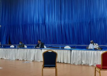 20210407 152253 scaled We blijven de situatie monitoren vanuit het Covid-19 Crisis Managementteam. Dat zei minister Amar Ramadhin tijdens een persconferentie vrijdag. De minister gaf informatie over de Covid-19-situatie, nadat  in een persbericht vanuit zijn ministerie was aangegeven dat de deltavariant zich mogelijk aan het verspreiden is in ons land.