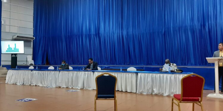 Deltavariant aan het verspreiden in Suriname 1 20210407 152253 scaled We blijven de situatie monitoren vanuit het Covid-19 Crisis Managementteam. Dat zei minister Amar Ramadhin tijdens een persconferentie vrijdag. De minister gaf informatie over de Covid-19-situatie, nadat in een persbericht vanuit zijn ministerie was aangegeven dat de deltavariant zich mogelijk aan het verspreiden is in ons land.