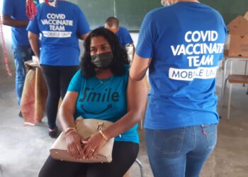 20210510 093404 scaled Zoals bekend gemaakt tijdens de Covid-19 persconferentie heeft Suriname 64.800 doses aan AstraZeneca vaccins ontvangen van de Spaanse regering. De doses werden door honorair consul voor Spanje in Suriname, Mr. Gunter Humphrey Blom, overgedragen aan de minister van Buitenlandse Zaken International Business en Internationale Samenwerking, Albert Ramdin en minister Amar Ramadhin van Volksgezondheid. De symbolische overhandiging vond vrijdag 17 december plaats.