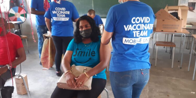 Spanje doneert 64.800 doses AstraZeneca vaccins 1 20210510 093404 scaled Zoals bekend gemaakt tijdens de Covid-19 persconferentie heeft Suriname 64.800 doses aan AstraZeneca vaccins ontvangen van de Spaanse regering. De doses werden door honorair consul voor Spanje in Suriname, Mr. Gunter Humphrey Blom, overgedragen aan de minister van Buitenlandse Zaken International Business en Internationale Samenwerking, Albert Ramdin en minister Amar Ramadhin van Volksgezondheid. De symbolische overhandiging vond vrijdag 17 december plaats.