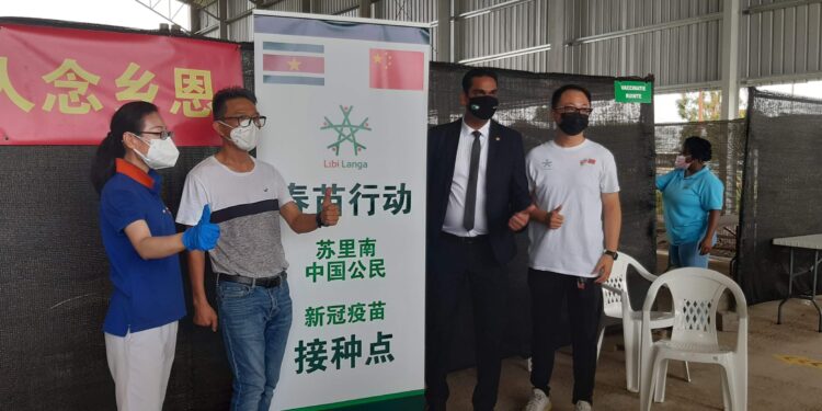 Suriname nu in vierde golf Covid-19 1 20210712 105209 scaled Ons land bevindt zich momenteel officieel in de vierde golf van de Covid-19- pandemie. Dit is bevestigd door de minister van Volksgezondheid Amar Ramadhin, die aangeeft dat opnames in de ziekenhuizen bijna niet meer mogelijk zijn. Volgens de Covid-19-statistieken is er nu een constante stijging te merken in het aantal besmettingen. Op de Covid-19 dashboard is te zien dat er dagelijks minimaal tweehonderd nieuwe gevallen bij komen.