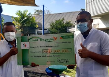 20210926 085812 scaled De Vereniging van Kinderartsen in Suriname heeft een cheque van SRD 102.105.- ontvangen. Stichting Lead to Inspire heeft zondag deze geste gedaan aan de vereniging. Hiervoor hebben sporters zich duidelijk ingezet door mee te doen aan de Burpees for Babies Challenge die de vorige week is georganiseerd.