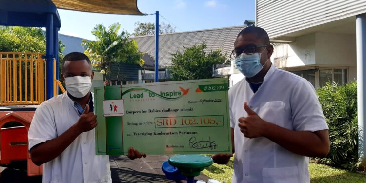 Sporters halen meer dan SRD 100.000 op voor kinderzorg 1 20210926 085812 scaled De Vereniging van Kinderartsen in Suriname heeft een cheque van SRD 102.105.- ontvangen. Stichting Lead to Inspire heeft zondag deze geste gedaan aan de vereniging. Hiervoor hebben sporters zich duidelijk ingezet door mee te doen aan de Burpees for Babies Challenge die de vorige week is georganiseerd.