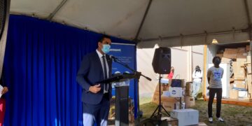 20211001 080733 1 Het gebruik van een digitale Covid-pas met een QR-code is in afrondende testfase. Volgens minister Amar Ramadhin zal de werkgroep die belast is hiermee een presentatie houden volgende week en zal de QR-code pas tegen eind oktober geïmplementeerd kunnen worden. Dit hield hij de De Nationale Asssemblee donderdag voor bij beantwoording van vragen. “Er wordt van alles gedaan om de database van Covid en vaccinaties in stand te houden en verder uit te bouwen”, zegt Ramadhin. De uitdaging waarmee wij zitten is dat de database voor gevaccineerden compleet moet zijn en internationaal is geaccepteerd.