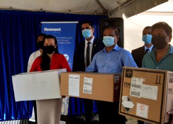 20211001 081850 scaled Dat verschillende zorginstellingen medisch materiaal mochten ontvangen vandaag van multinational Newmont Suriname, is volgens minister Amar Ramadhin  van Volksgezondheid net op het juiste moment. "De Covid-19-zorg is slechts een fractie van de zorgsector.