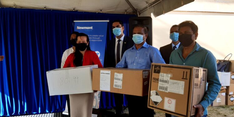 20211001 081850 scaled Dat verschillende zorginstellingen medisch materiaal mochten ontvangen vandaag van multinational Newmont Suriname, is volgens minister Amar Ramadhin  van Volksgezondheid net op het juiste moment. "De Covid-19-zorg is slechts een fractie van de zorgsector.
