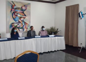 20211007 181831 scaled Hoopvol is Soenita Nannan Panday, voorzitter van de Communicatie stuurgroep en tevens medisch directeur van ‘s Lands Hospitaal. Zij vertelde bij haar presentatie  tijdens de reguliere Covid-19-persconferentie dat er een grote vaccinatiebereidheid te merken is.Momenteel heeft 48,55 procent van de doelgroeppopulatie zich laten vaccineren, van wie 36,66 procent volledig is gevaccineerd. “Het gaat dus gestadig. De vaccinatieposten zijn de afgelopen dagen drukker dan normaal. De trend nu is dat vooral gevraagd wordt naar het Pfizer-vaccin en dat veel meer kinderen met hun ouders komen om zich  te laten vaccineren”, zegt Nannan Panday.