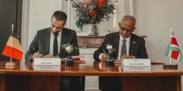 2022.03.09 MoU Belgie Met het bezoek van minister Albert Ramdin van Buitenlandse Zaken, International Business en Internationale Samenwerking (Bibis) aan het Koninkrijk België op 8 en 9 maart, is de eerste stap gezet naar een intensievere en bredere samenwerking tussen de Republiek Suriname en het Koninkrijk België.